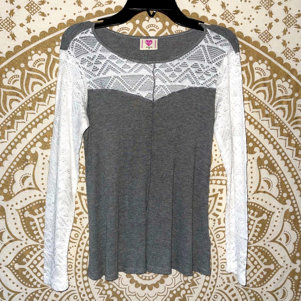 ✨HP✨ GIRLS ADORABLE GREY & WHITE LACE TOP BY “H.I.P.” MADE IN THE USA, SIZE MED